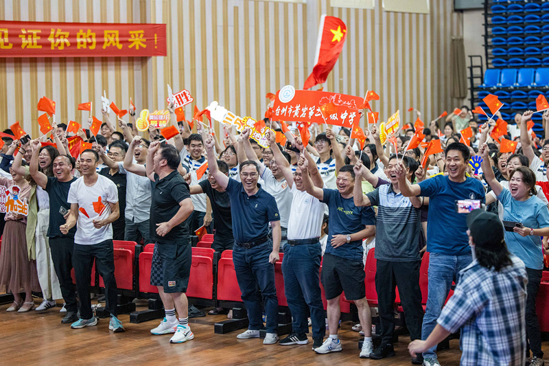 北京時間7月27日，2024年巴黎奧運會首個比賽日，在射擊10米氣步槍混合團體比賽中，中國選手黃雨婷/盛李豪獲得金牌。圖為黃雨婷的母校師生們通過收看奧運直播的方式為她加油助威。