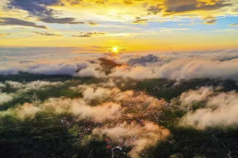 圖為云霧繚繞的軍營村，群山盡翠，紅瓦掩映。廈門市委宣傳部供圖