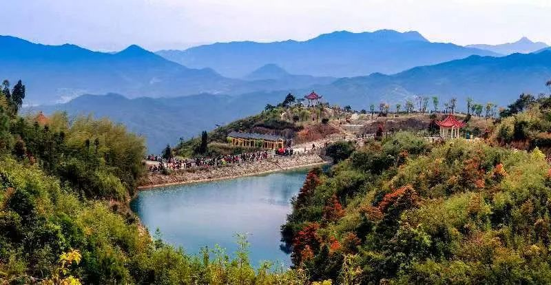 圖為游客們到軍營村七彩池欣賞美景。廈門市委宣傳部供圖