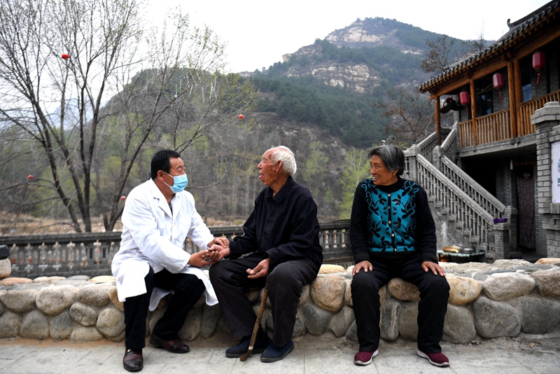 2020年4月15日，在河北阜平縣龍泉關(guān)鎮(zhèn)駱駝灣村，村醫(yī)霍建國為村民把脈。
