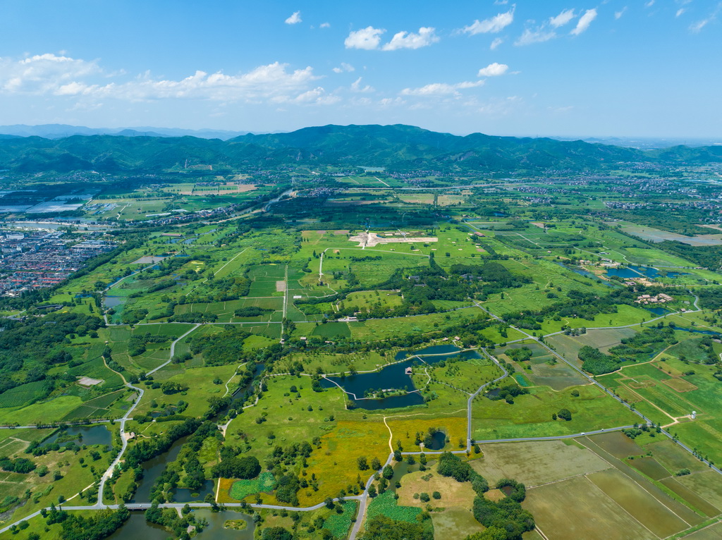 2024年7月4日拍攝的杭州良渚古城遺址公園全景（無人機(jī)照片）。新華社記者 江漢 攝