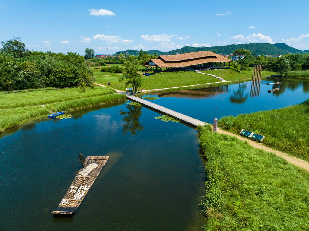 2024年7月4日拍攝的杭州良渚古城遺址公園南城墻遺址展示點(diǎn)（無人機(jī)照片）。新華社記者 江漢 攝