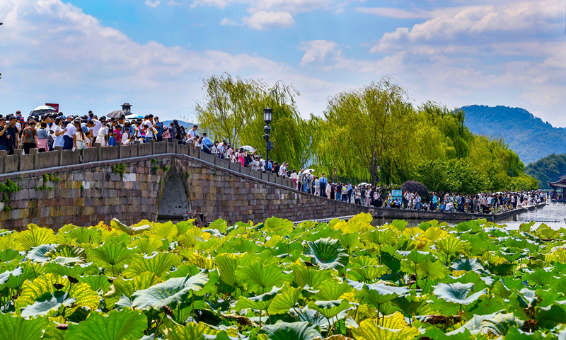 2024年10月4日，杭州西湖景區(qū)迎來(lái)國(guó)慶假期旅游高峰。