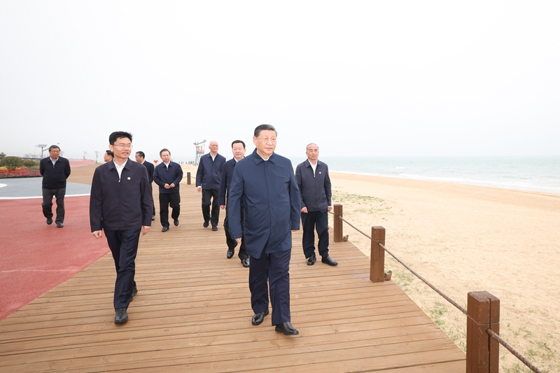 2024年5月22日，習(xí)近平總書(shū)記在山東日照陽(yáng)光海岸綠道考察。