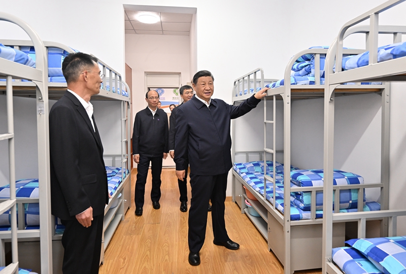 2024年6月18日下午，習(xí)近平總書記在青海果洛西寧民族中學(xué)宿舍樓察看學(xué)生住宿條件。