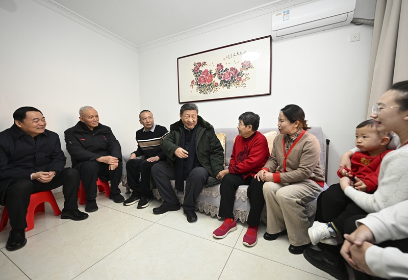2025年1月23日上午，習(xí)近平總書記在遼寧沈陽大東區(qū)長安街道長安小區(qū)考察時，走進居民郎素蘭家中看望。