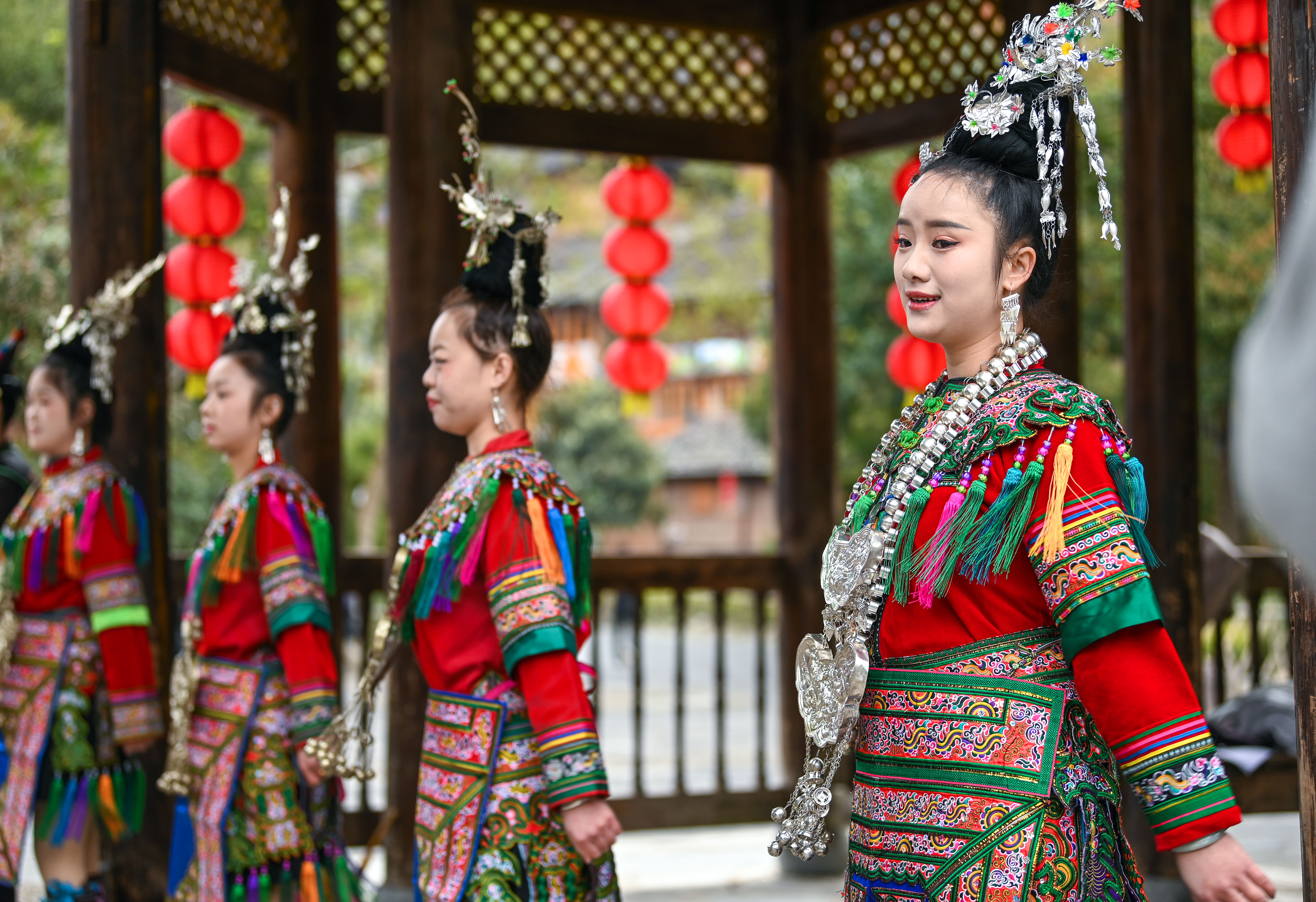  2025年3月18日，侗族群眾在貴州省黎平縣肇興侗寨給游客演唱侗族大歌。