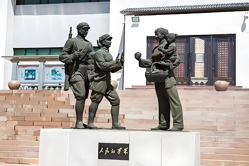錦州蘋(píng)果廉政文化展覽館前的《人民的蘋(píng)果》主題雕塑。（由遼沈戰(zhàn)役紀(jì)念館供圖）