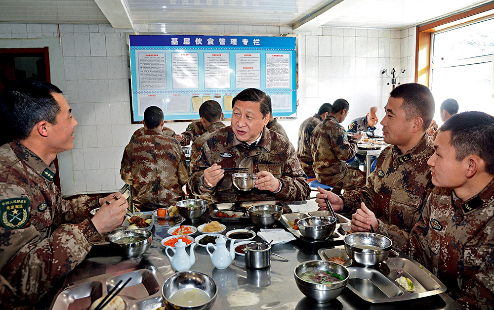 2014年1月26日，習(xí)近平主席專程來到內(nèi)蒙古軍區(qū)邊防某部，親切看望慰問戍邊官兵。這是在連隊(duì)食堂，習(xí)近平主席同戰(zhàn)士們一起用餐。