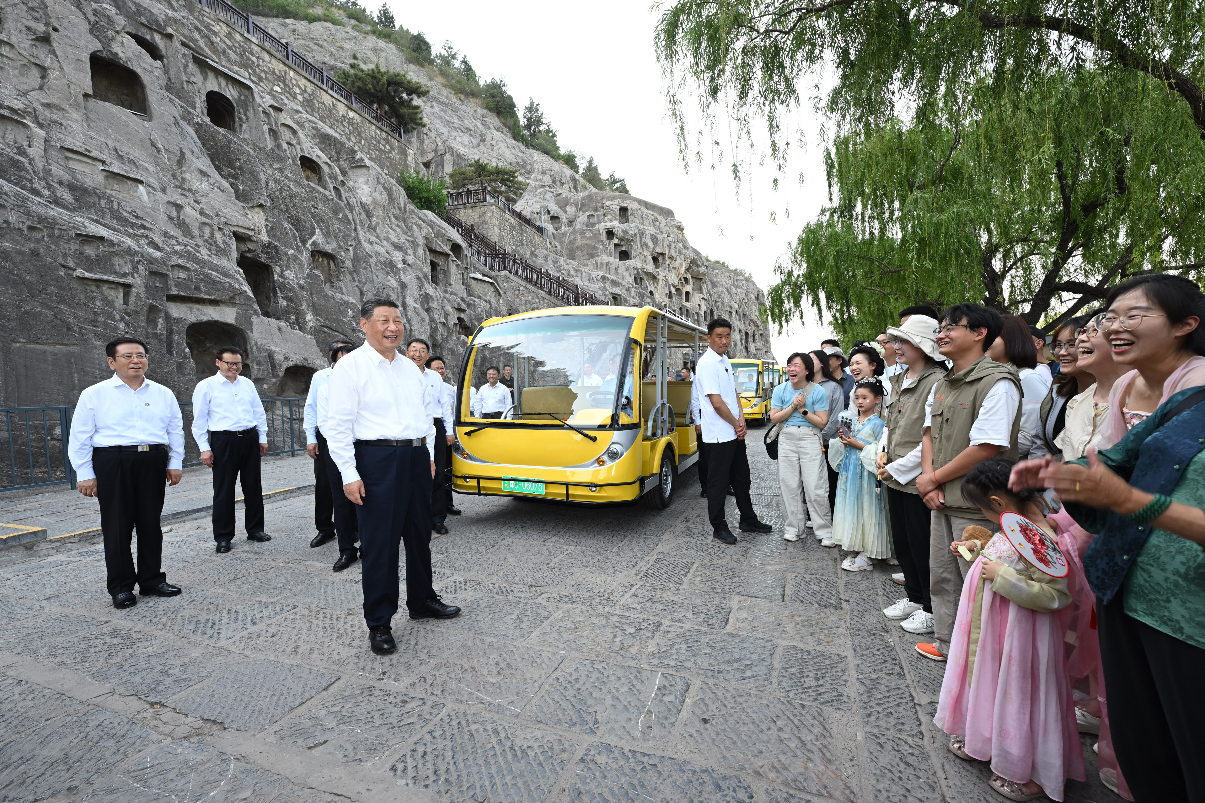 5月19日至20日，中共中央總書記、國家主席、中央軍委主席習(xí)近平在河南考察。這是19日下午，習(xí)近平在洛陽龍門石窟考察時，同游客親切交流。新華社記者 謝環(huán)馳 攝