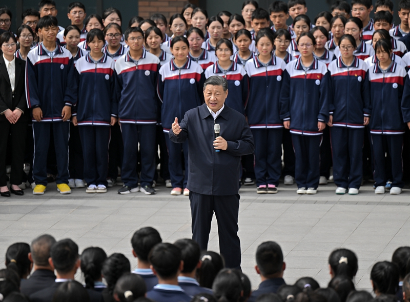 2024年6月18日，習(xí)近平總書記在青海果洛西寧民族中學(xué)考察時(shí)，同師生們親切交流。