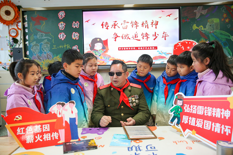 2025年3月3日，江蘇南通如皋市安定小學(xué)里，傷殘軍人許波銀在思政小課堂上向?qū)W生講述雷鋒故事。