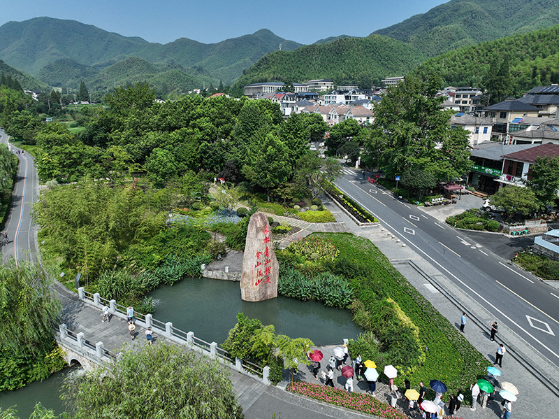 2023年8月11日，游客在浙江安吉余村參觀。