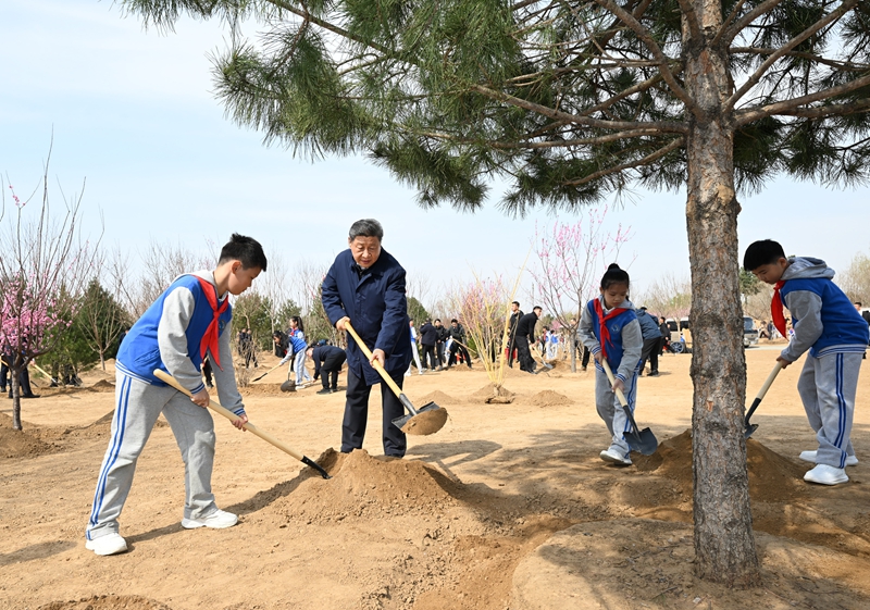 2025年4月3日，習(xí)近平總書記來到北京豐臺區(qū)永定河畔參加首都義務(wù)植樹活動。