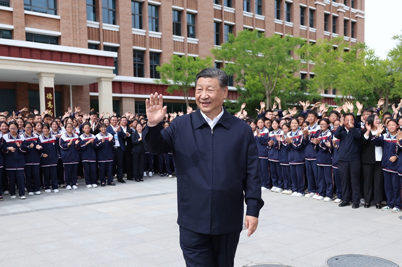 2024年6月18日，習(xí)近平總書(shū)記在青海果洛西寧民族中學(xué)考察時(shí)，向師生們揮手致意。