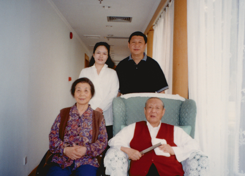 習(xí)近平與夫人彭麗媛同父親習(xí)仲勛、母親齊心的合影。