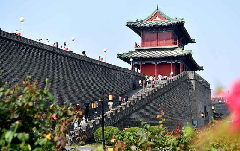 2024年9月16日，游客在河北省石家莊市正定古城游玩。