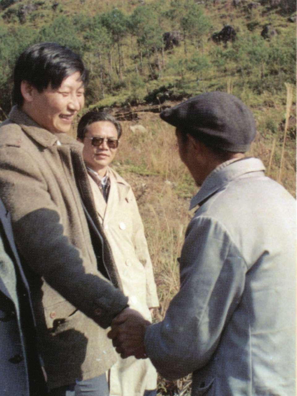 1989年1月，習(xí)近平到周寧縣走訪種林專業(yè)戶。（圖源：《習(xí)近平在寧德》）