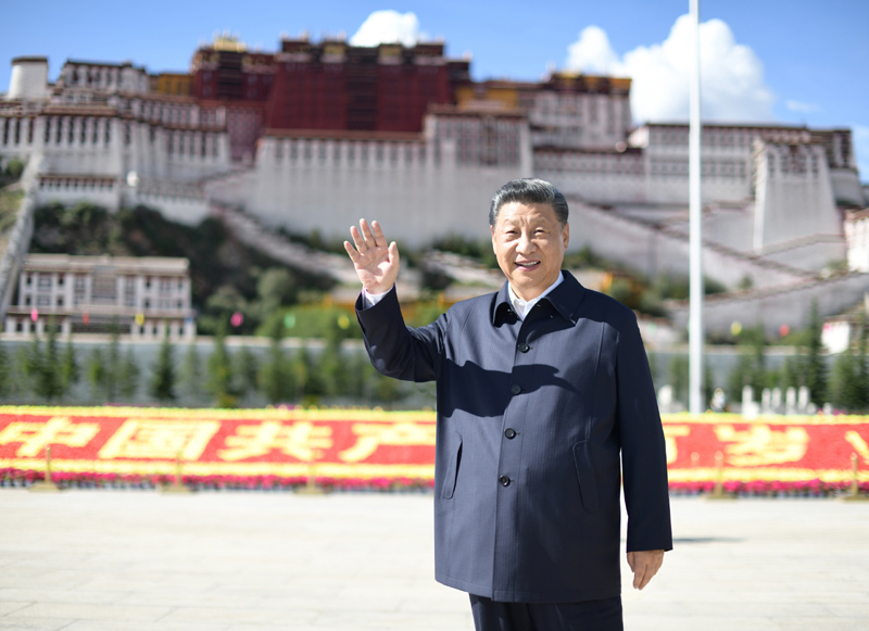 2021年7月22日，習(xí)近平在布達(dá)拉宮廣場考察時，向游客和當(dāng)?shù)厝罕姄]手致意。