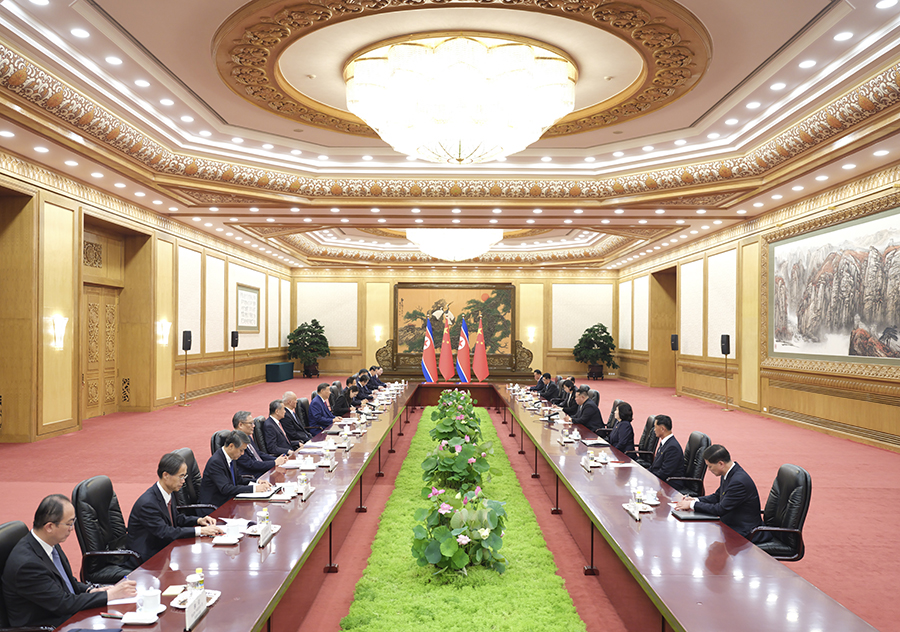 9月4日晚，中共中央總書記、國家主席習近平在北京人民大會堂同來華出席紀念中國人民抗日戰(zhàn)爭暨世界反法西斯戰(zhàn)爭勝利80周年活動的朝鮮勞動黨總書記、國務委員長金正恩舉行會談。