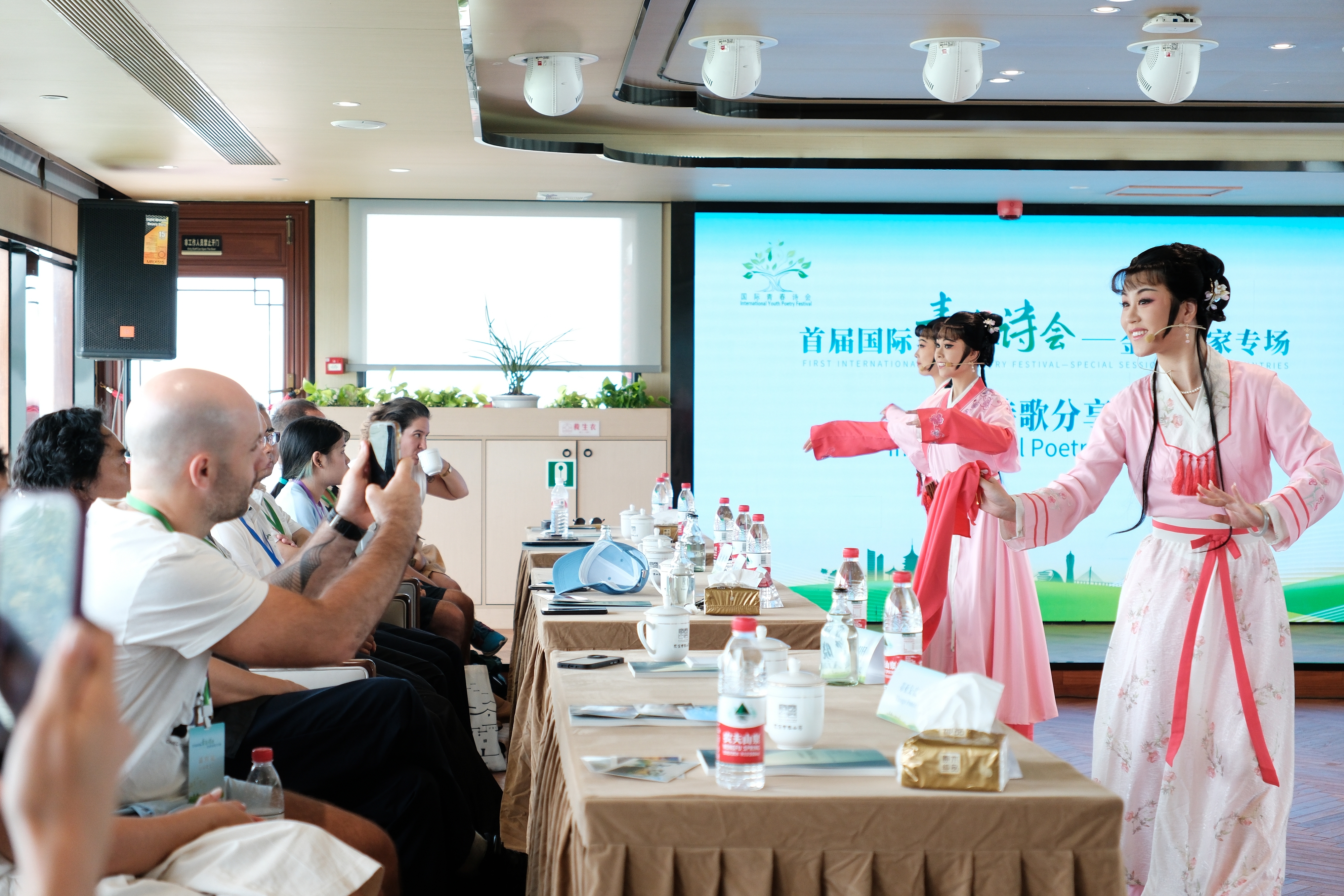 2024年7月21日，浙江杭州，金磚國(guó)家外國(guó)友人欣賞越劇《富陽新曲》。