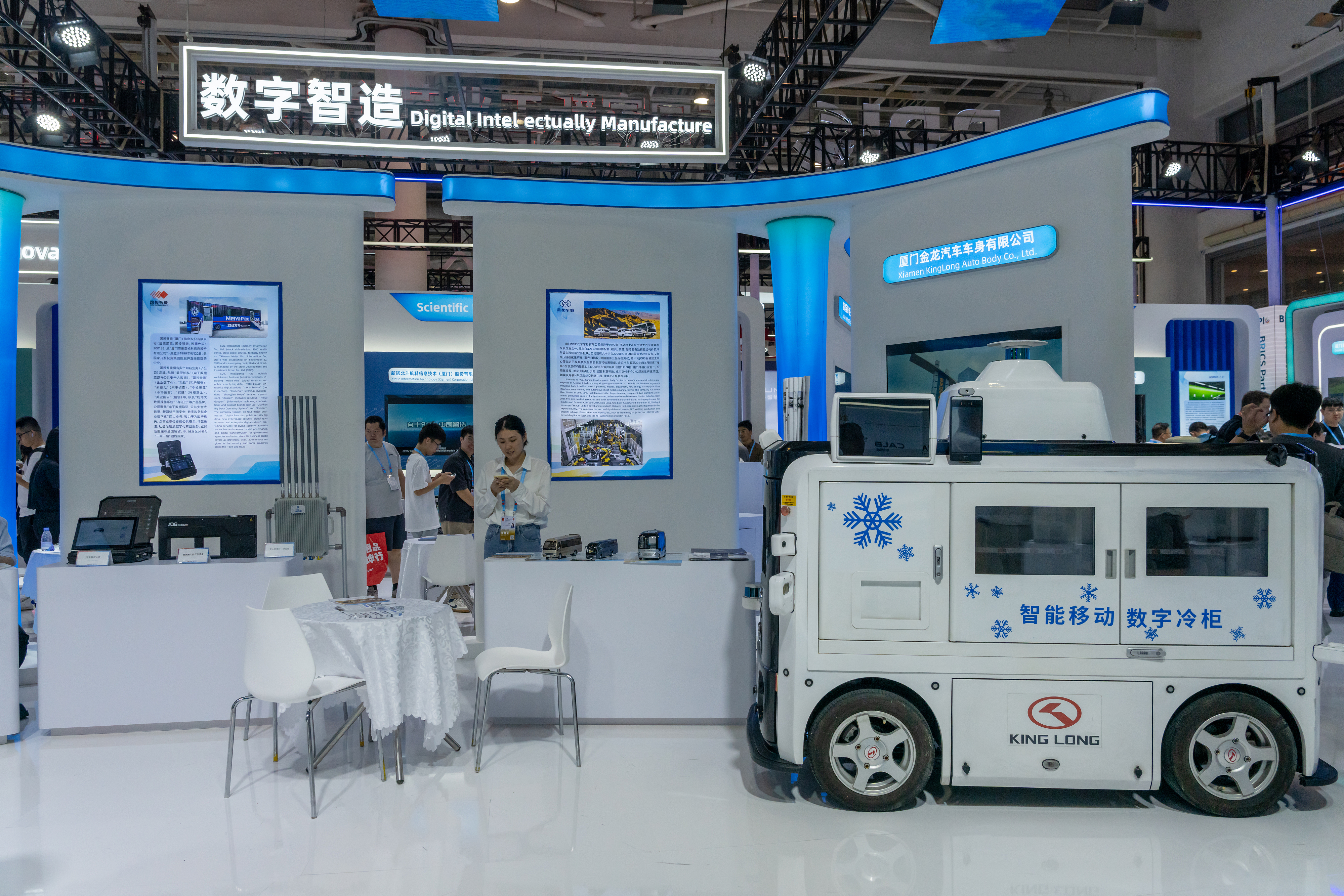 2024年9月9日，福建廈門，觀眾在金磚國(guó)家新工業(yè)革命伙伴關(guān)系創(chuàng)新基地展位參觀、洽談。