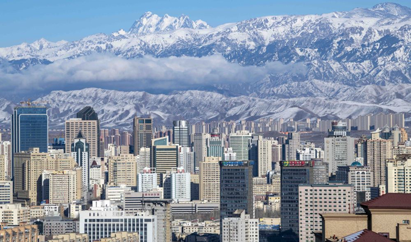 天山腳下的烏魯木齊市城區(qū)一角。