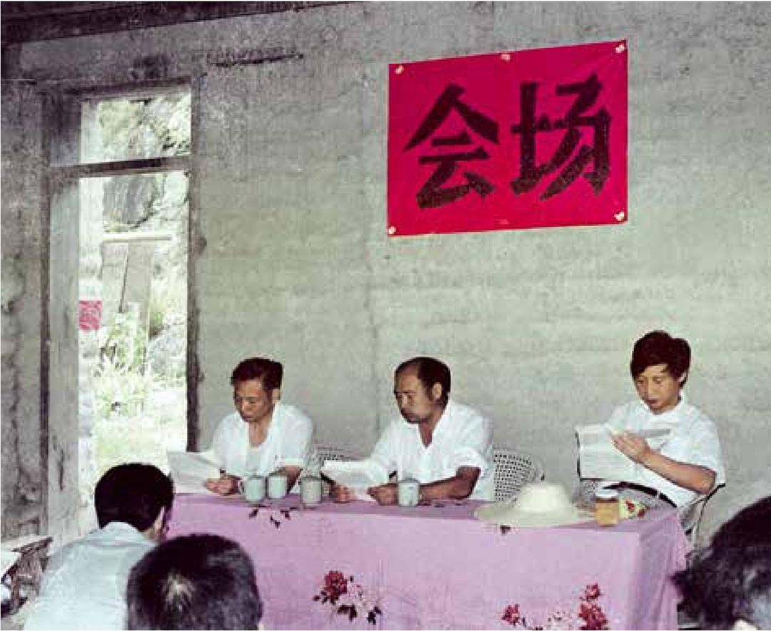 1989年7月，習(xí)近平在壽寧縣下黨鄉(xiāng)召開現(xiàn)場辦公會。