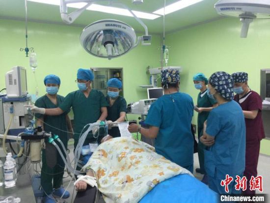 圖為馬少元(左二)為患者做手術(shù)。青海省第四人民醫(yī)院供圖