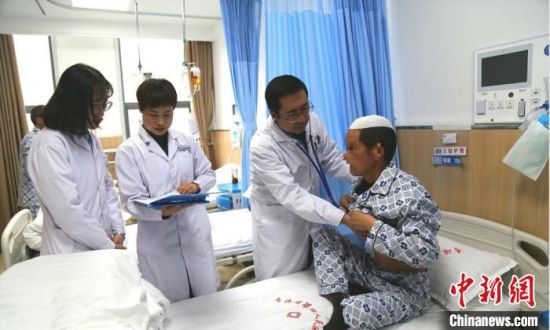 圖為馬少元(右二)為患者做檢查。青海省第四人民醫(yī)院供圖