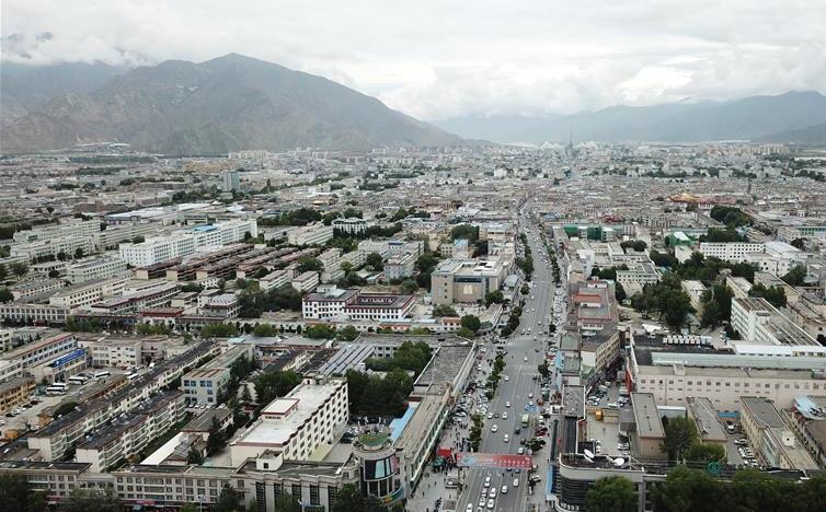 8月10日無人機(jī)拍攝的拉薩城市一景。新華社記者 王益亮 攝.jpg