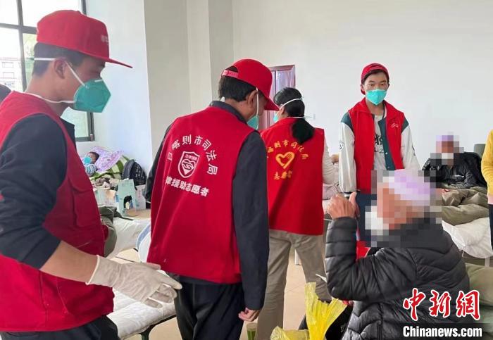 圖為得到妥善安置周到的服務(wù)，患者向志愿者豎起大拇指?！∪湛t市委宣傳部供圖