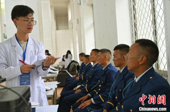 圖為研究團(tuán)隊成員登記消防員信息?！≮w朗 攝