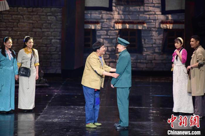 圖為西藏本土話劇《八廓街北院》演出現(xiàn)場(chǎng)。　劉瑤 攝