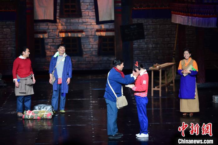 圖為西藏本土話劇《八廓街北院》演出現(xiàn)場?！∝暩聛硭?攝
