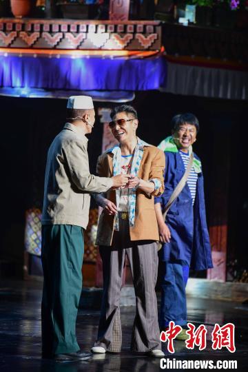 圖為西藏本土話劇《八廓街北院》演出現(xiàn)場。　貢嘎來松 攝