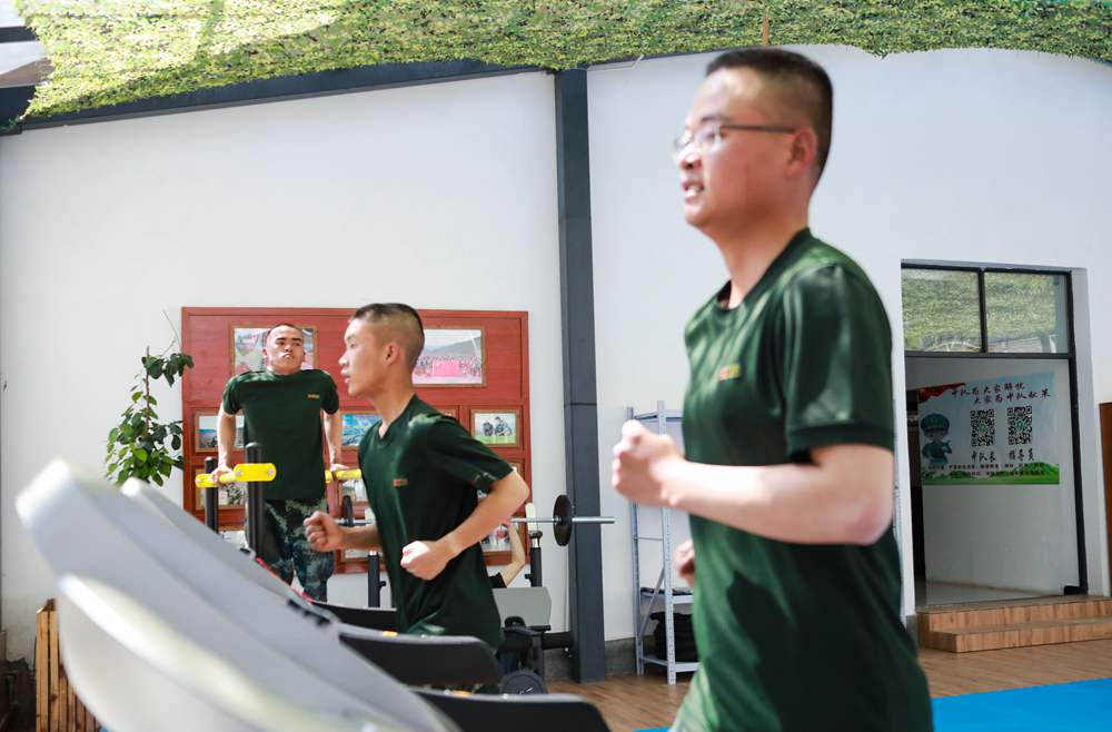 官兵正在新配發(fā)的跑步機(jī)上運(yùn)動。