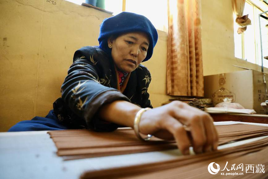 藏香廠的工人們堅持手工制作藏香。人民網(wǎng)記者 次仁羅布攝