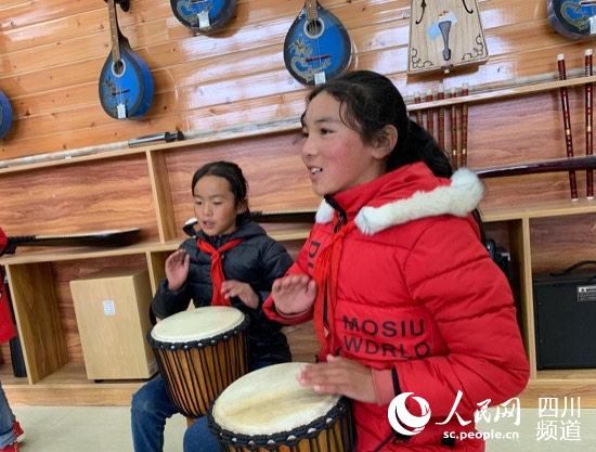 民族樂器興趣小組的學(xué)生們正在練習(xí)音樂。（高婉汀 攝）