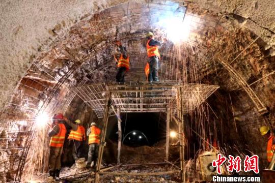圖為施工人員正在進(jìn)行隧道支護(hù)焊接作業(yè)。　陳暢 攝