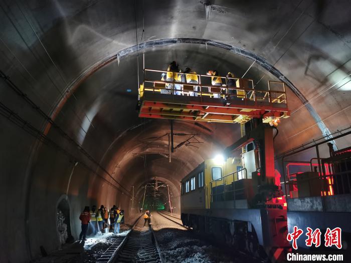 青海錫鐵山隧道除冰人:連夜除冰保供電