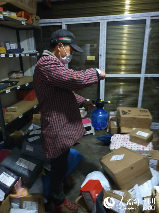 對貨物消毒(黃煉 攝)