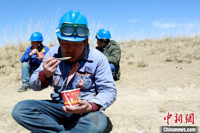 青海藏鄉(xiāng)脫貧致富見聞：“電通了，日子也富裕了”