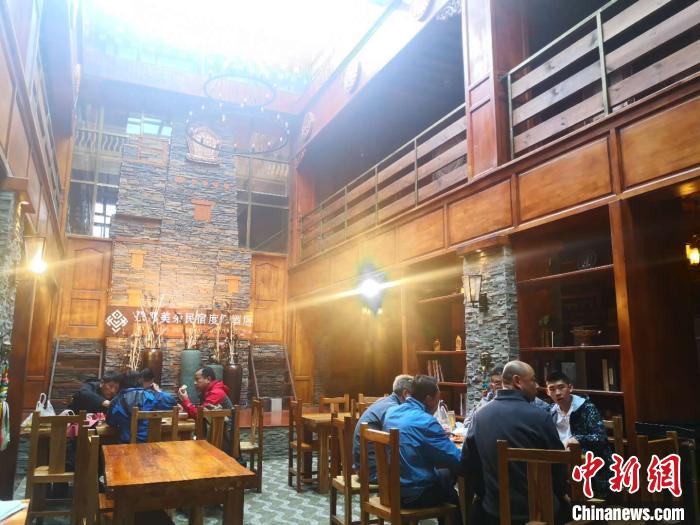 圖為扎尕那的藏式民宿酒店中，游客正在用餐?！∈缝o靜 攝