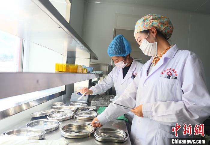 7月下旬，夏河縣人民醫(yī)院醫(yī)生進行手術用具的消毒清潔?！「哒?攝