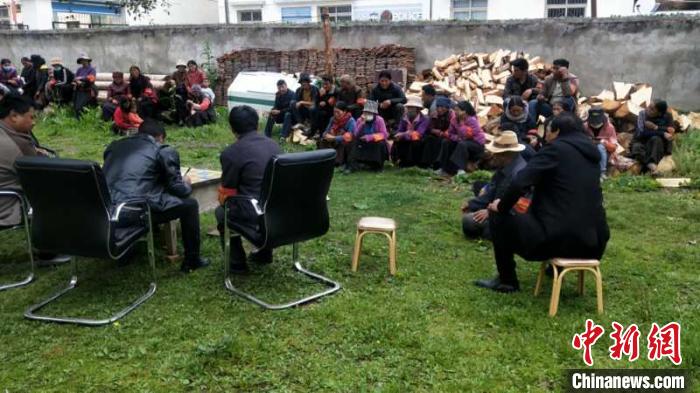 村民接受防火常識(shí)教育。若爾蓋縣林業(yè)和草原局供圖