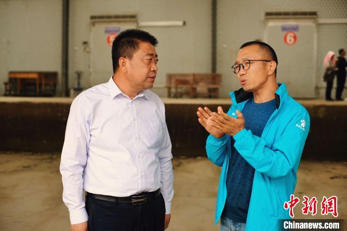 天?？h委書記李鵬(左)接受自媒體“碼頭青年”主編林飛(右)采訪?！￡I道華 攝