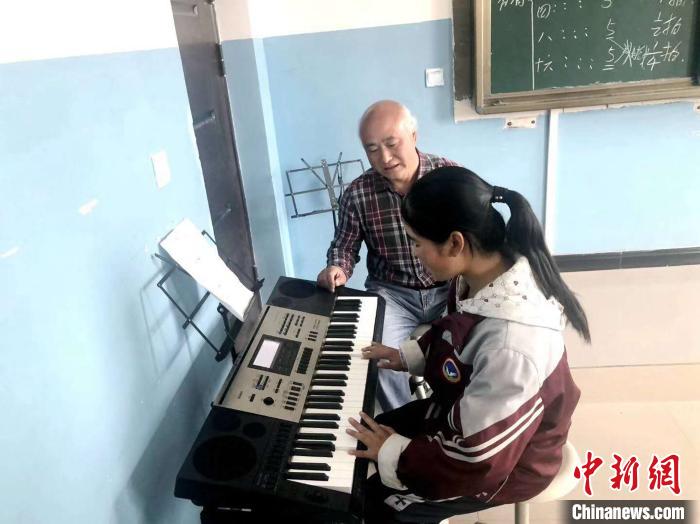 圖為趙興洲教學生彈電子琴。受訪者提供