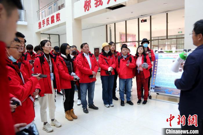 圖為中外媒體采訪三江源國家公園瀾滄江源園區(qū)生態(tài)保護成效?！?zhí)砀?攝