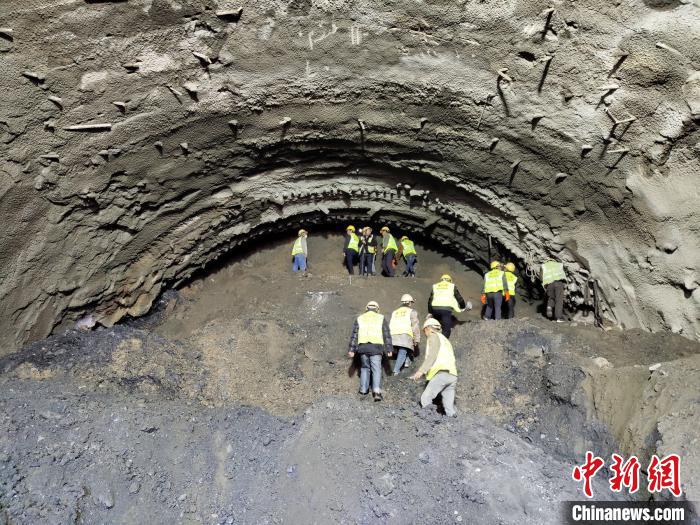 圖為久馬高速查針梁子隧道施工現(xiàn)場?！⊥貔i 攝
